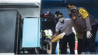 Barang bukti tersebut dimusnahkan incinerator yang bersuhu tinggi. Sebagian kecil barang bukti disisakan sebagai alat bukti di pengadilan.