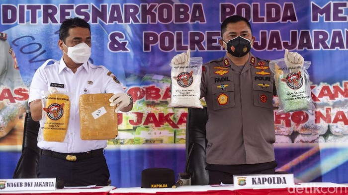 Kapolda Metro dan Wagub DKI Musnahkan Barbuk Narkoba Polda Metro Jaya memusnahkan barang bukti narkoba jenis sabu hingga ekstasi. Pemusnahan barang bukti dihadiri Kapolda Metro Jaya Irjen Fadil Imran dan Wagub DKI Jakarta Ahmad Riza Patria.