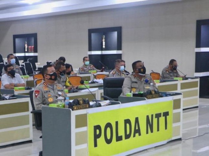 Kapolda NTT Irjen Lotharia Latif mengikuti rakor penjabaran program prioritas Kapolri Jenderal Listyo Sigit Prabowo melalui vicon