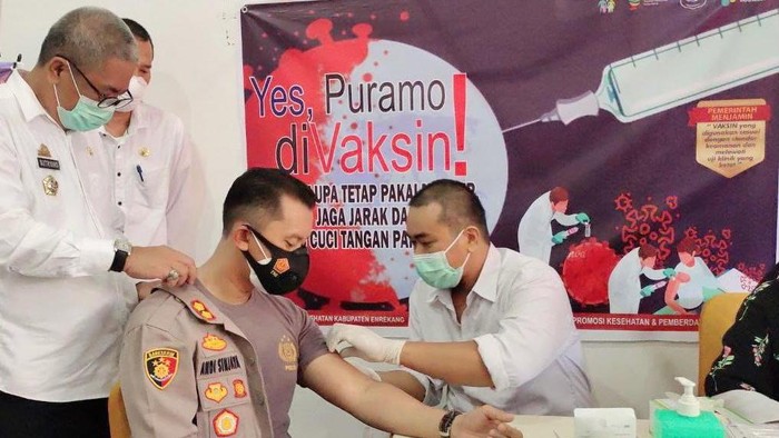 Kapolres Enrekang AKBP Andi Sinjaya Ghalib menerima vaksin Corona pertama