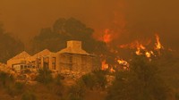 Tidak ada kasus virus baru yang terdeteksi sejak lockdown dimulai, tetapi jumlah rumah yang terbakar diperkirakan akan semakin bertambah. Asap kebakaran hutan menyelimuti kota Perth, yang berjarak sekitar 30 kilometer sebelah barat dari pusat kebakaran. Dilaporkan bahwa sejauh ini api telah menghanguskan area seluas nyaris 10.000 hektare.