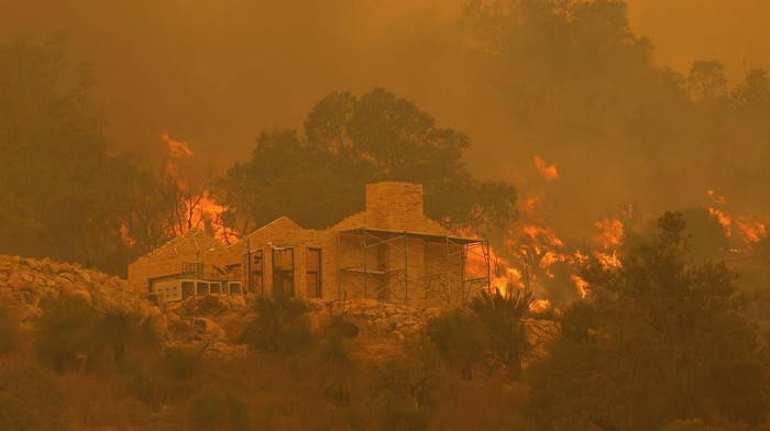 Sekitar 71 rumah telah hancur akibat kebakaran hutan yang tak terkendali di dekat Perth, Australia pada Rabu (3/1).