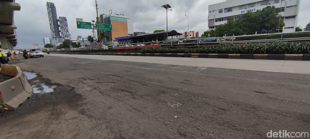 Kerusakan Jl MT Haryono di sekitar proyek LRT, 3 Februari 2021. (Taufieq Renaldi Arfiansyah/detikcom)