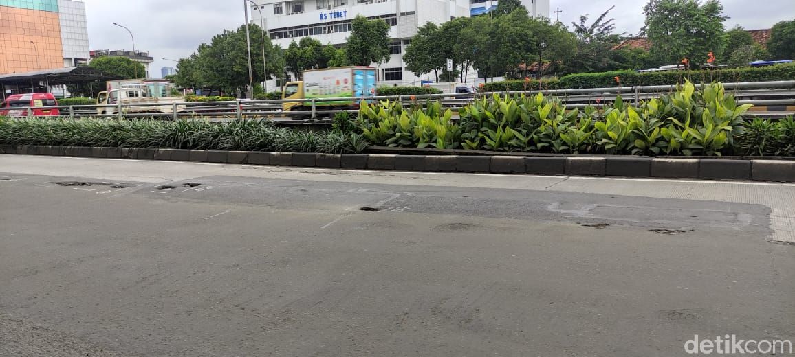 Kerusakan Jl MT Haryono di sekitar proyek LRT, 3 Februari 2021. (Taufieq Renaldi Arfiansyah/detikcom)