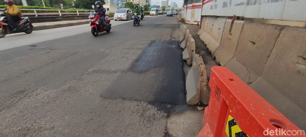 Kerusakan lubang di Jl MT Haryono, dekat Kantor BPTJ, yang sudah ditambal, 3 Februari 2021. (Taufieq RA/detikcom)