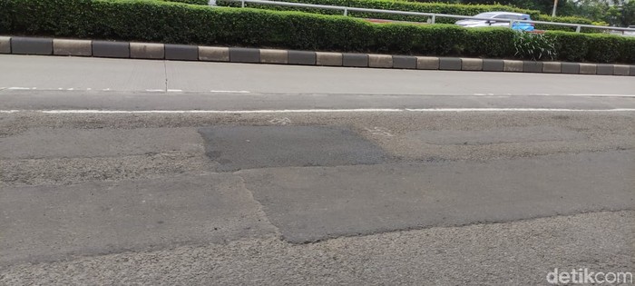 Kerusakan lubang di Jl MT Haryono, dekat Kantor BPTJ, yang sudah ditambal, 3 Februari 2021. (Taufieq RA/detikcom)