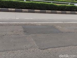 Jl MT Haryono Dekat Proyek LRT Mulai Ditambal, Banyak yang Masih Bolong