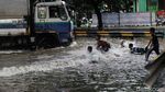 Keseruan Anak-anak Bermain Banjir di Kolong Flyover Jatiuwung