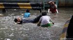 Keseruan Anak-anak Bermain Banjir di Kolong Flyover Jatiuwung