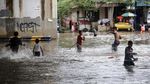 Keseruan Anak-anak Bermain Banjir di Kolong Flyover Jatiuwung