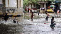 Mereka bermain dengan ceria di tengah banjir yang menggenangi kolong flyover Jatiuwung.