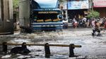 Keseruan Anak-anak Bermain Banjir di Kolong Flyover Jatiuwung