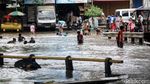 Keseruan Anak-anak Bermain Banjir di Kolong Flyover Jatiuwung