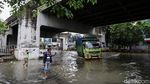 Keseruan Anak-anak Bermain Banjir di Kolong Flyover Jatiuwung