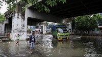 Saat ini banjir di kolong flyover itu telah surut dan bisa dilintasi kendaraan.