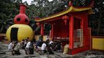 Kesibukan Kelenteng Da Bo Gong Ancol Jelang Imlek