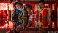 Patung yang dibersihkan dilakukan dengan sangat teliti.