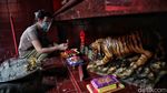 Kesibukan Kelenteng Da Bo Gong Ancol Jelang Imlek