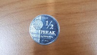 Ini penampakan koin dirham. Di bagian bawahnya ada ukiran dirham pakai bahasa Arab. Foto: Dok. Istimewa