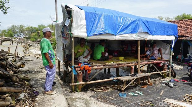 Kondisi rumah dan tempat pengungsian sementara warga Dukuh Bedono, Desa Bedono, Kecamatan Sayung, Demak akibat gelombang tinggi dan cuaca ekstrem, Rabu (3/2/2021).