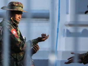 Pemberontak Myanmar Tembak Jatuh Helikopter Militer