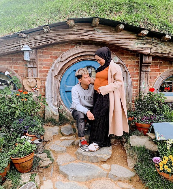Saat hamil anak kedua berusia 27 minggu, Rachel, Niko dan Xabiru liburan ke Rumah Hobit di Selandia Baru. (Instagram/Rachel Vennya) Saat hamil anak kedua berusia 27 minggu, Rachel, Niko dan Xabiru liburan ke Rumah Hobit di Selandia Baru. (Instagram/Rachel Vennya)