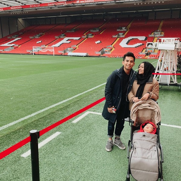 Rachel dan keluarga juga pernah liburan ke Inggris. Stadium Liverpool masuk dalah daftar kunjungan. (Instagram/Rachel Vennya) Rachel dan keluarga juga pernah liburan ke Inggris. Stadium Liverpool masuk dalah daftar kunjungan. (Instagram/Rachel Vennya)