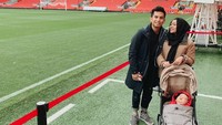 Rachel dan keluarga juga pernah liburan ke Inggris. Stadium Liverpool masuk dalah daftar kunjungan. (Instagram/Rachel Vennya)