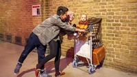 Keluarga Rachel juga mampir ke peron 9 3/4 yang jadi tempat liburan wajib bagi potterhead. (Instagram/Rachel Vennya)