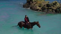 Agustus lalu, Rachel Vennya berlibur ke Sumba. Menginap di Nihi Sumba, Rachel sempat berkuda di sana. (Instagram/Rachel Vennya)