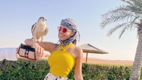 Luana juga mencoba memegang burung elang yang jadi ikon dari Dubai. (Instagram/Luana Sandien)