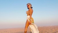 Luana berpose seksi tanpa mengenalan atasan dan celana putih. Foto tersebut dipamerkannya di Instagram miliknya. (Instagram/Luana Sandien)