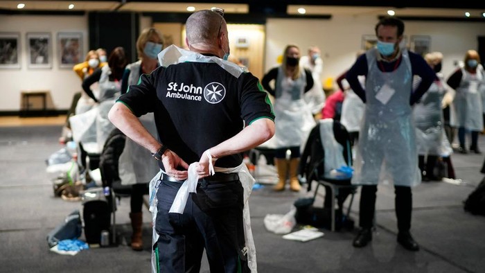MANCHESTER, ENGLAND - JANUARY 30: Volunteers are trained by St John Ambulance instructors to administer Covid-19 vaccines at Manchester United Football Club on January 30, 2021 in Manchester, England. The St John Ambulance volunteer-based organisation is training more than 30,000 volunteers to join the UK's covid-19 vaccination campaign. Volunteer vaccinators complete 21.5 hours of training over four weeks, a blend of online and in-person learning. St John Ambulance's highly skilled volunteers have been supporting the NHS throughout the COVID-19 pandemic.  (Photo by Christopher Furlong/Getty Images)