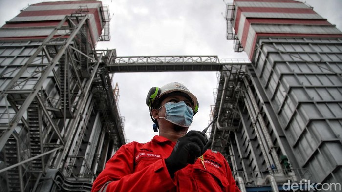 Seorang Petugas PLN berkeliling saat melakukan pemeliharaan rutin di Pembangkit Listrik Tenaga Gas Uap (PLTGU) Tanjung Priok Jawa 2, Ancol, Jakarta Utara, Rabu (3/2).