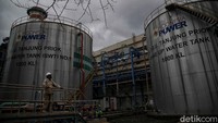 Seorang Petugas PLN berkeliling saat melakukan pemeliharaan rutin di Pembangkit Listrik Tenaga Gas Uap (PLTGU) Tanjung Priok Jawa 2, Ancol, Jakarta Utara, Rabu (3/2). 