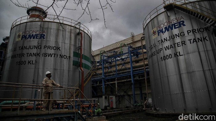 Seorang Petugas PLN berkeliling saat melakukan pemeliharaan rutin di Pembangkit Listrik Tenaga Gas Uap (PLTGU) Tanjung Priok Jawa 2, Ancol, Jakarta Utara, Rabu (3/2).