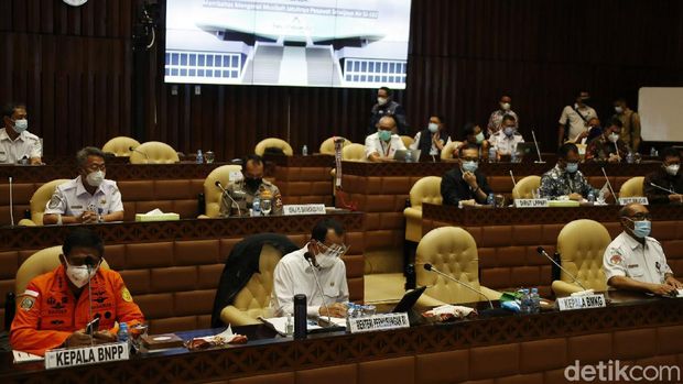 Komisi V DPR RI menggelar rapat kerja (raker) dengan Menteri Perhubungan Budi Karya Sumadi hingga Sriwijaya Air, di ruang Komisi V Gedung Parlemen, Senayan, Jakarta, Rabu (03/02/2021). Rapat yang dimulai pada pukul 13.00 WIB, membahas terkait kecelakaan jatuhnya pesawat Sriwijaya Air SJ182.