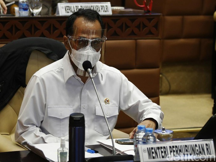 Komisi V DPR RI menggelar rapat kerja (raker) dengan Menteri Perhubungan Budi Karya Sumadi hingga Sriwijaya Air, di ruang Komisi V Gedung Parlemen, Senayan, Jakarta, Rabu (03/02/2021). Rapat yang dimulai pada pukul 13.00 WIB, membahas terkait kecelakaan jatuhnya pesawat Sriwijaya Air SJ182.