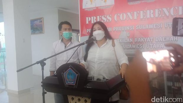 Michaela Elsiana Paruntu saat memenuhi undangan BK DPRD Sulut terkait dugaan perselingkuhan suaminya, James Arthur Kojongian (Trisno Mais/detikcom)