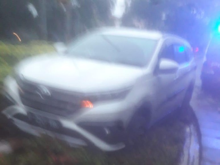 Mobil nyangkut di Taman Suropati (Foto: dok. TMC Polda Metro)