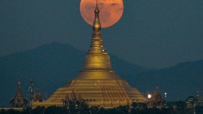 Bulan purnama di pagoda di Naypyidaw  (Photo by Thet Aung / AFP)