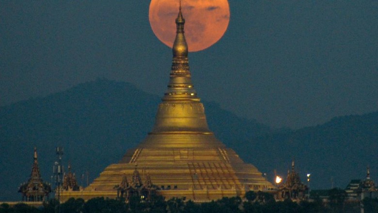 MYANMAR-ASTRONOMY Bulan purnama di pagoda di Naypyidaw (Photo by Thet Aung / AFP)