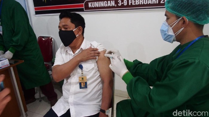 Nakes di Kuningan jalani vaksinasi COVID-19.