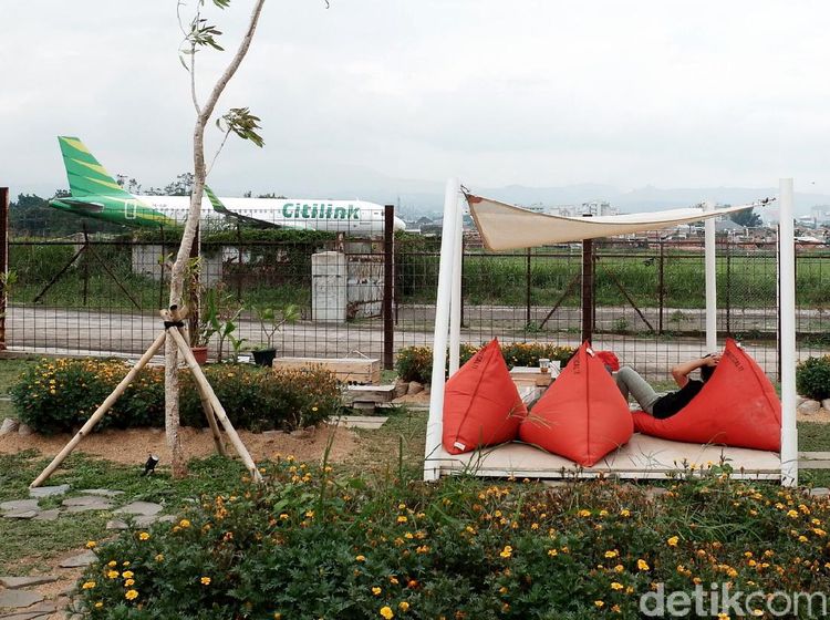 Nempel Bandara, Kafe di Bandung Ini Suguhkan Pemandangan Pesawat