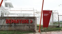 Bahkan di bagian sebelum pintu masuk, kafe ini punya ciri khas khusus signature Departure yang merupakan istilah dalam penerbangan. 