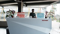 Di pintu masuk, sebagaimana protokol kesehatan yang ditetapkan, pengunjung akan di cek suhu dan mencuci tangan. Setelah itu, pengunjung akan diminta untuk membayar tiket masuk seharga Rp 10 ribu saat weekdays dan Rp 20 ribu saat weekend. Aksesoris yang digunakan di meja tiket pun dibuat sedemikian agar menyerupai perjalanan penerbangan. 