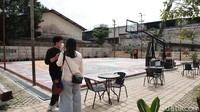Masuk ke bagian dalam, terdapat sarana gym dan lapang basket yang sangat unik. Lantai dasar lapang basket dibuat berwarna agar menarik perhatian dan menjadi spot foto favorit yang instagramable. 