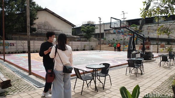 Masuk ke bagian dalam, terdapat sarana gym dan lapang basket yang sangat unik. Lantai dasar lapang basket dibuat berwarna agar menarik perhatian dan menjadi spot foto favorit yang instagramable. Masuk ke bagian dalam, terdapat sarana gym dan lapang basket yang sangat unik. Lantai dasar lapang basket dibuat berwarna agar menarik perhatian dan menjadi spot foto favorit yang instagramable.