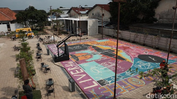 Nempel Bandara, Kafe di Bandung Ini Suguhkan Pemandangan Pesawat Cari tempat nongkrong yang anti mainstream? Kafe ini mungkin bisa jadi rekomendasi salah satunya. Oh iya, kafe ini ada di Bandung lho. Penasaran?