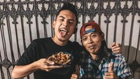 Meskipun populer, pria kelahiran 27 Maret 1994 tersebut dikenal sebagai sosok yang sederhana. Hal tersebut terlihat dari momen yang satu ini, tak gengsi makan siomay kaki lima. Foto: Instagram @okintph